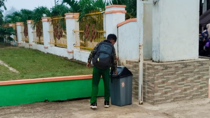 Penegakan Disiplin di Pintu Gerbang MIN 4 Tebo: Siswa Pelanggar Disiplin Dicatat dan Bersihkan Sampah