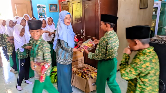 Personil Marching Band MIN 4 Tebo Terima Atribut Jelang Parade IDCA 2025 Personil Marching Band MIN 4 Tebo Terima Atribut Jelang Parade IDCA 2025