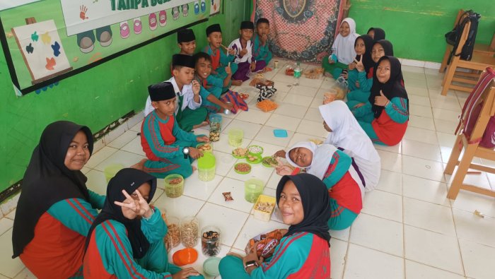 Berbagi Kue Lebaran, Seluruh Kelas MIN 4 Tebo Gelar Makan Bersama Usai Libur Idul Fitri Berbagi Kue Lebaran, Seluruh Kelas MIN 4 Tebo Gelar Makan Bersama Usai Libur Idul Fitri