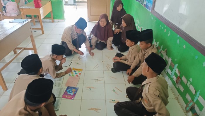 Penerapan Tahapan Enaktif-Ikonik-Simbolik Bantu Siswa Kelas 5B MIN 4 Tebo Pahami Konsep FPB Penerapan Tahapan Enaktif-Ikonik-Simbolik Bantu Siswa Kelas 5B MIN 4 Tebo Pahami Konsep FPB