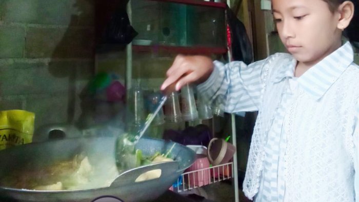 Cara Siswa MIN 4 Tebo Mengenal Aneka Makanan Tradisional: Ikut Siapkan Sajian Lebaran di Rumah Cara Siswa MIN 4 Tebo Mengenal Aneka Makanan Tradisional: Ikut Siapkan Sajian Lebaran di Rumah