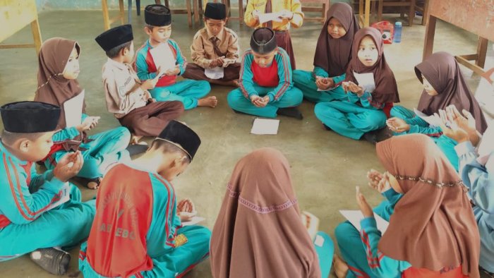 Siswa Kelas 3B MIN 4 Tebo Doa Bersama Refleksikan Makna Harapan yang Telah Mereka Tulis Siswa Kelas 3B MIN 4 Tebo Doa Bersama Refleksikan Makna Harapan yang Telah Mereka Tulis