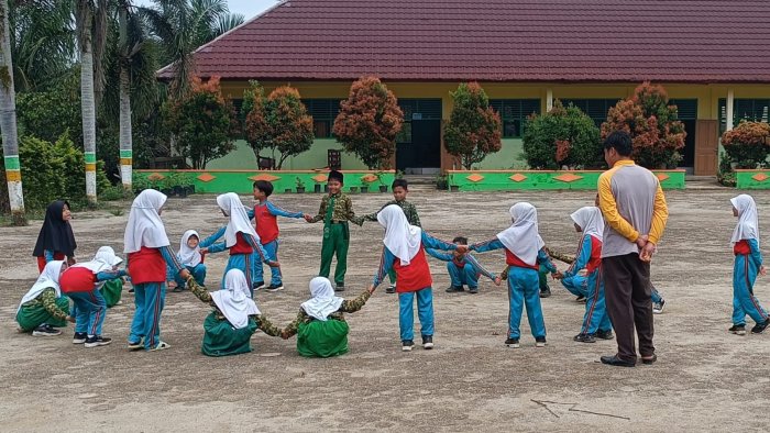 Senangnya Kelas 2B MIN 4 Tebo Diajak Main Kucing-Kucingan Usai Praktik Senam, Jam Pelajaran Habis Masih Ingin Lanjut Senangnya Kelas 2B MIN 4 Tebo Diajak Main Kucing-Kucingan Usai Praktik Senam, Jam Pelajaran Habis Masih Ingin Lanjut