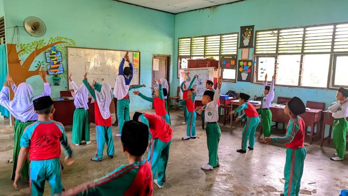 Siswa Kelas 3A MIN 4 Tebo Eksplorasi Gerak Non Lokomotor di Ruang Kelas Siswa Kelas 3A MIN 4 Tebo Eksplorasi Gerak Non Lokomotor di Ruang Kelas