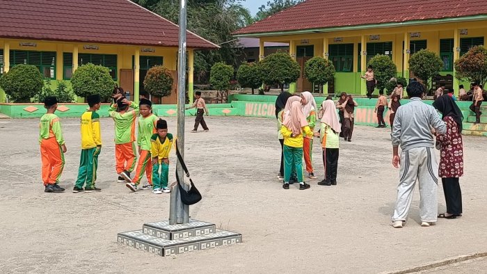 Dipercaya Jadi Pusat Upacara Desa, MIN 4 Tebo Gelar Latgab Paskibra Bersama SD Nurul Quran