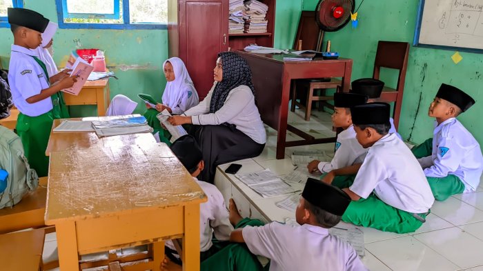 Mahasiswa PPLK MIN 4 Tebo Menikmati Sisa Waktu Bersama di Kelas 6A Mahasiswa PPLK MIN 4 Tebo Menikmati Sisa Waktu Bersama di Kelas 6A