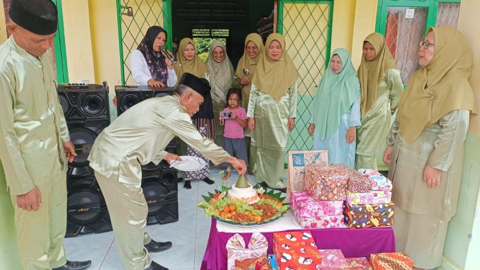 Potong Tumpeng Jadi Puncak Rangkaian HGN 2025 di MIN 4 Tebo