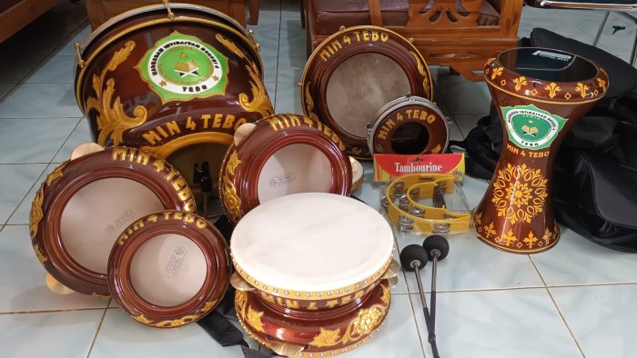 Satu Set Lengkap Alat Hadroh Tiba, MIN 4 Tebo Siap Tampilkan Gebrakan Baru Satu Set Lengkap Alat Hadroh Tiba, MIN 4 Tebo Siap Tampilkan Gebrakan Baru