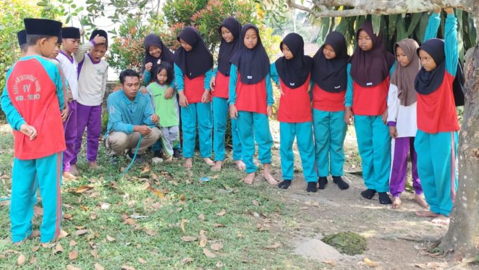 Siswa Kelas 5B MIN 4 Tebo Simulasikan Proses Terjadinya Erosi Siswa Kelas 5B MIN 4 Tebo Simulasikan Proses Terjadinya Erosi