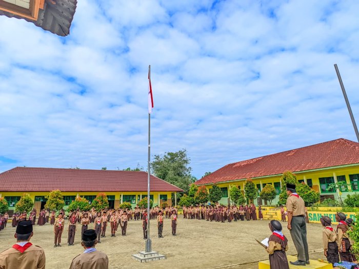 PJ Kades Jaya Mulya Jadi Pembina Upacara Pramuka di MIN 4 Tebo PJ Kades Jaya Mulya Jadi Pembina Upacara Pramuka di MIN 4 Tebo