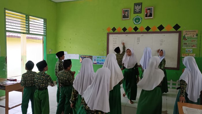Tiga Kali Latihan Bersama, Siswa Kelas 5B MIN 4 Tebo Langsung Bisa Membuat Pantun Sendiri dari Nol