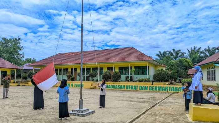 Mahasiswa PPLK MIN 4 Tebo Latihan Petugas Upacara Kesaktian Pancasila