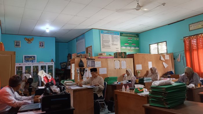 Kepala MIN 4 Tebo Pimpin Rapat Evaluasi Akhir Semester Ganjil