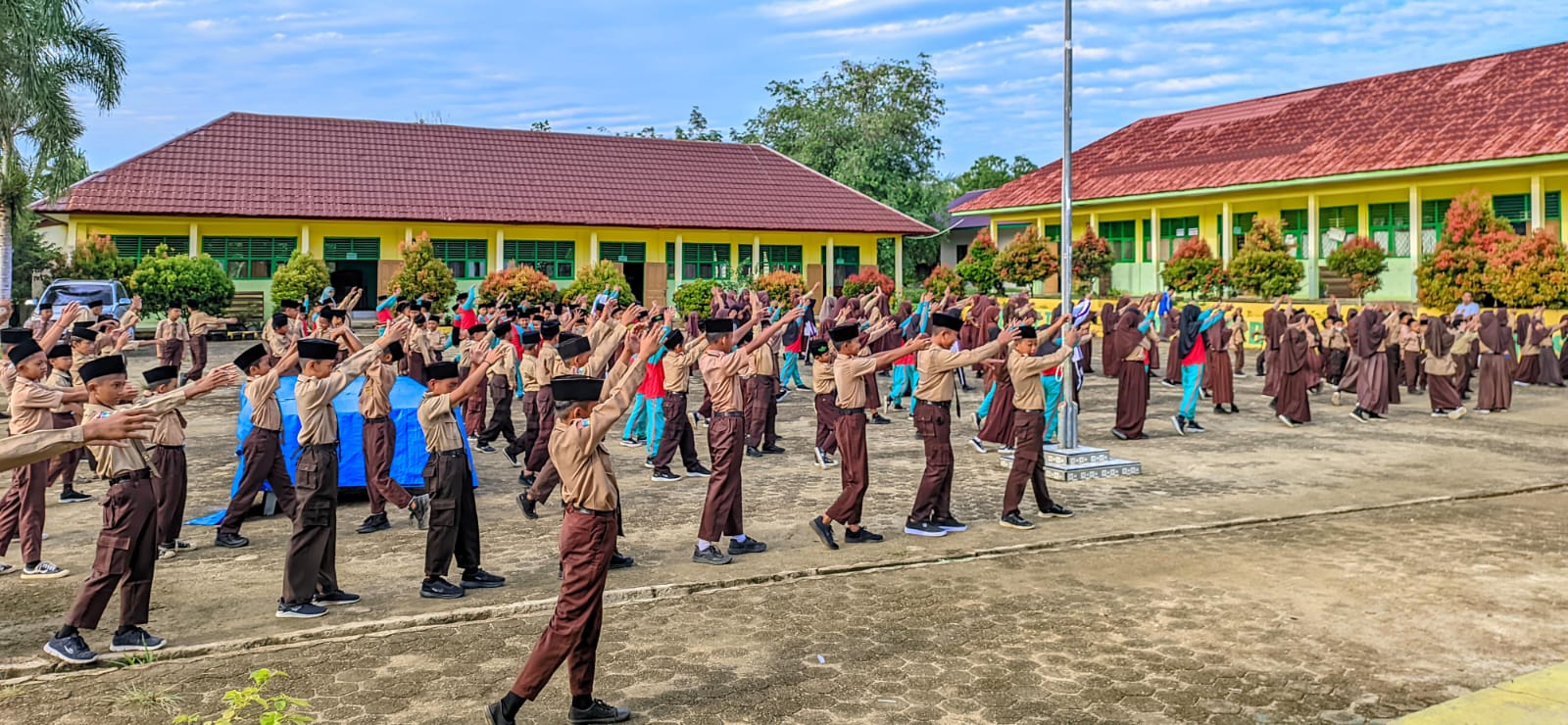 Pembiasaan Senam Setiap Sabtu Pagi di MIN 4 Tebo Pembiasaan Senam Setiap Sabtu Pagi di MIN 4 Tebo
