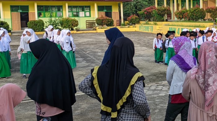 Saling Sapa Orang Tua Siswa dan Guru MIN 4 Tebo di Gerbang Madrasah Saling Sapa Orang Tua Siswa dan Guru MIN 4 Tebo di Gerbang Madrasah