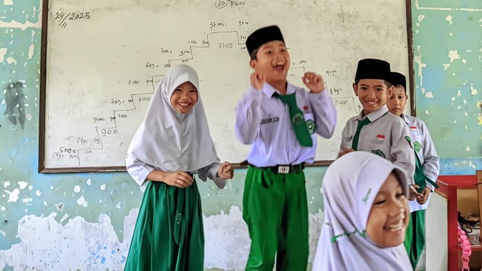 Belajar Matematika Seru dengan Kompetisi Tangga Satuan Berat di Kelas 3B MIN 4 Tebo