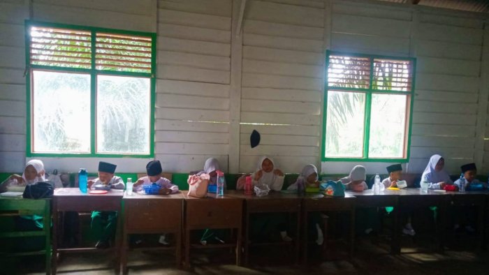 Sarapan Bersama Siswa Kelas 2A MIN 4 Tebo Wujud Kebersamaan di Pagi Hari Sarapan Bersama Siswa Kelas 2A MIN 4 Tebo Wujud Kebersamaan di Pagi Hari