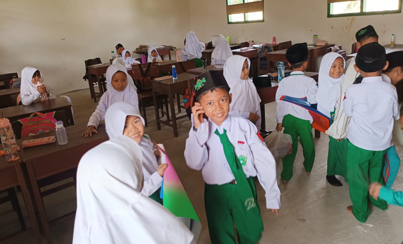 Wajah Ceria Siswa Kelas 1 MIN 4 Tebo Menempati Ruang Kelas Baru Wajah Ceria Siswa Kelas 1 MIN 4 Tebo Menempati Ruang Kelas Baru