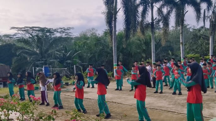 Regenerasi Berhasil: Siswa Kelas 5 MIN 4 Tebo Percaya Diri Jadi Instruktur Senam Rutin Sabtu Pagi Regenerasi Berhasil: Siswa Kelas 5 MIN 4 Tebo Percaya Diri Jadi Instruktur Senam Rutin Sabtu Pagi