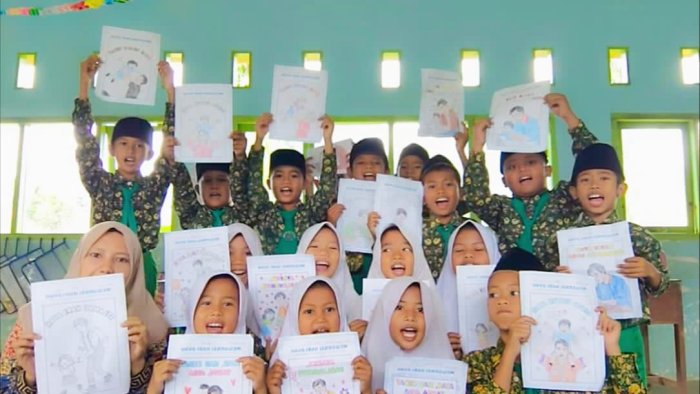 Siswa Kelas 3B Mewarnai dan Membuat Video Ungkapan Penuh Haru untuk Ayah Siswa Kelas 3B Mewarnai dan Membuat Video Ungkapan Penuh Haru untuk Ayah