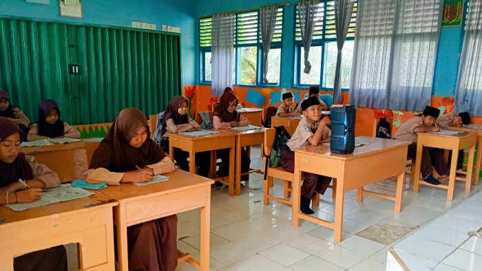 Perkuat Pemahaman Budaya, Lagu-lagu Daerah Menggema di Ruang Kelas 5A MIN 4 Tebo Perkuat Pemahaman Budaya, Lagu-lagu Daerah Menggema di Ruang Kelas 5A MIN 4 Tebo