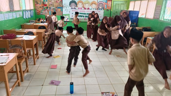 Kelas 5B MIN 4 Tebo Asah Kemampuan Literasi dan Numerasi dengan Permainan Beruang Bercerita