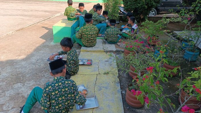 Meski Menu MBG Tergolong Sederhana, Siswa MIN 4 Tebo Tunjukkan Sikap Menghargai Makanan Meski Menu MBG Tergolong Sederhana, Siswa MIN 4 Tebo Tunjukkan Sikap Menghargai Makanan