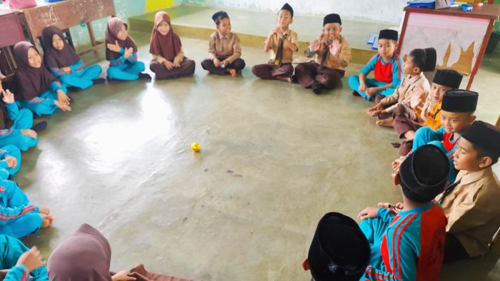Belajar dengan Gasing, Cara Kelas 3B MIN 4 Tebo Hidupkan Pembelajaran Belajar dengan Gasing, Cara Kelas 3B MIN 4 Tebo Hidupkan Pembelajaran