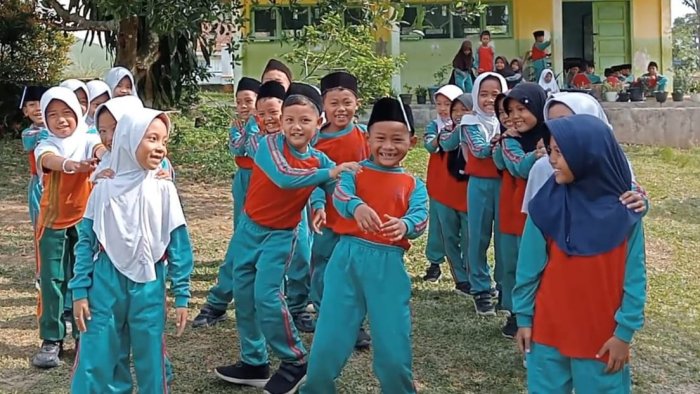 Belajar Antonim Jadi Menyenangkan: Siswa Kelas 2B MIN 4 Tebo Bermain Lawan Kata dengan Gerak dan Komando Belajar Antonim Jadi Menyenangkan: Siswa Kelas 2B MIN 4 Tebo Bermain Lawan Kata dengan Gerak dan Komando