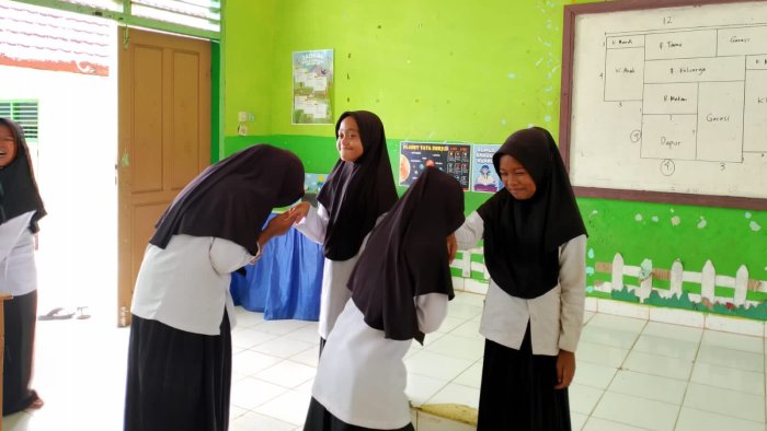Kelas 5B MIN 4 Tebo Belajar Praktik Bersalaman Sebagai Adab Bertemu Orang Dewasa Kelas 5B MIN 4 Tebo Belajar Praktik Bersalaman Sebagai Adab Bertemu Orang Dewasa