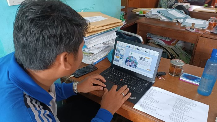 Tim Teknologi Informasi MIN 4 Tebo Siapkan Presentasi untuk Penilaian Kinerja Kepala Madrasah