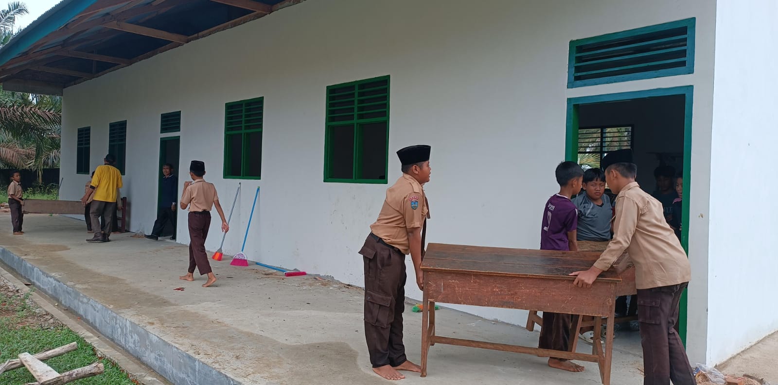 Siswa MIN 4 Tebo Gotong Royong Pindahkan Sarana Belajar ke Gedung Baru Siswa MIN 4 Tebo Gotong Royong Pindahkan Sarana Belajar ke Gedung Baru