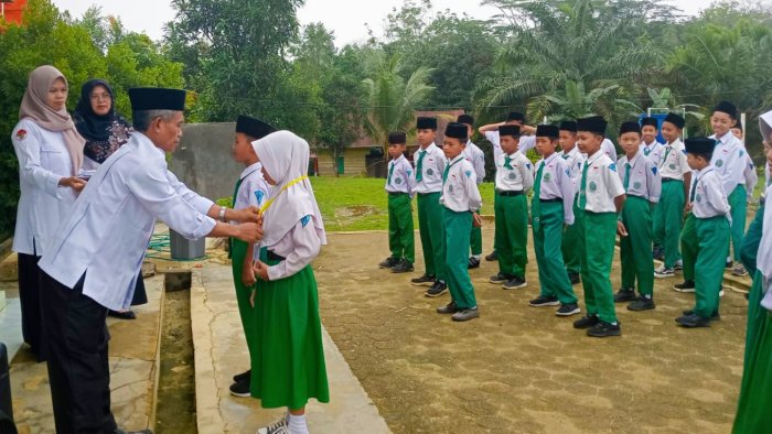 Hari Pertama Ujian Madrasah, Siswa Kelas 6 MIN 4 Tebo Ikuti Apel Pembukaan dan Pengalungan Kartu Peserta