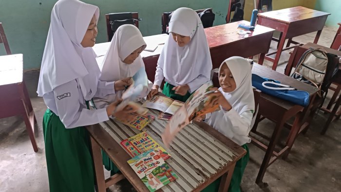 Manfaatkan Waktu Luang, Siswa Kelas 3A MIN 4 Tebo Asyik Baca Buku Baru Hasil Kas Kelas Manfaatkan Waktu Luang, Siswa Kelas 3A MIN 4 Tebo Asyik Baca Buku Baru Hasil Kas Kelas