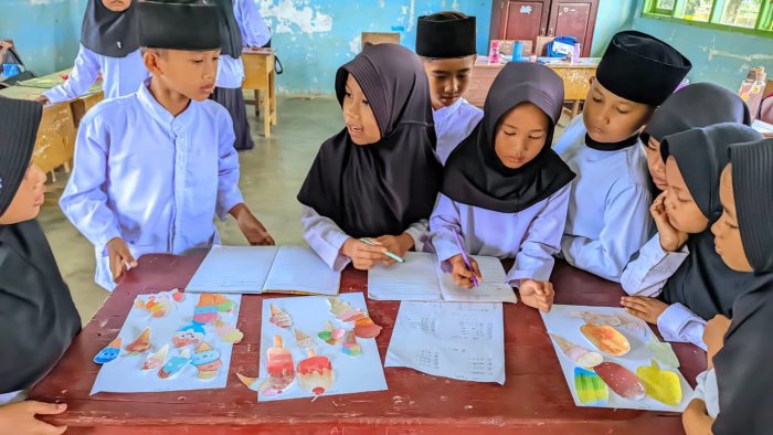 Siswa Kelas 3B MIN 4 Tebo Semangat Pecahkan Soal Matematika Demi Kumpulkan Stiker Poin