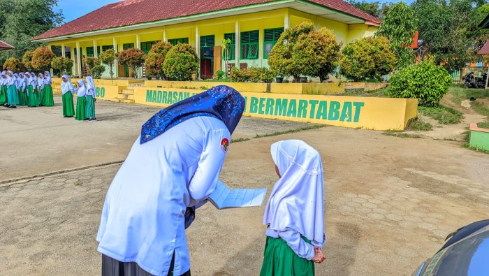 Disiplin Meningkat, Hanya Satu Siswa MIN 4 Tebo Terlambat Upacara Disiplin Meningkat, Hanya Satu Siswa MIN 4 Tebo Terlambat Upacara