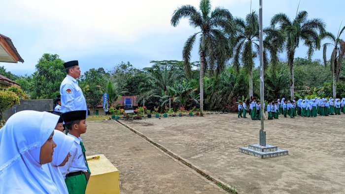 Amanat Pembina Upacara MIN 4 Tebo: Kebersihan Bukan Hanya Tanggung Jawab Petugas Piket, Tapi Kesadaran Individu