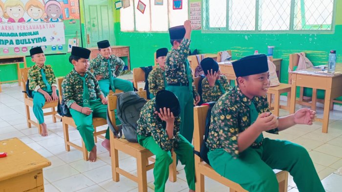 Uji Pemahaman Nilai Pancasila, Guru Kelas 5B MIN 4 Tebo Ajak Murid Bermain Peran Transum Pancasila