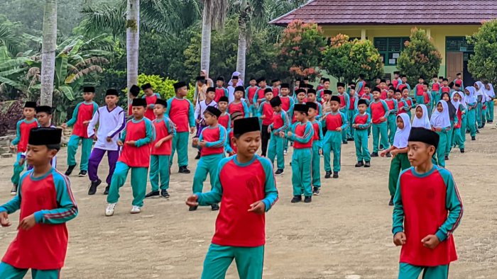 Senam Sabtu Pagi di MIN 4 Tebo Jadi Penutup Pekan yang Dinanti Siswa Senam Sabtu Pagi di MIN 4 Tebo Jadi Penutup Pekan yang Dinanti Siswa