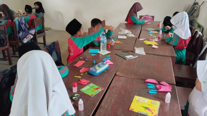 Kelas 1A MIN 4 Tebo Asah Kreativitas Lewat Hiasan Dinding dari Kardus dan Origami