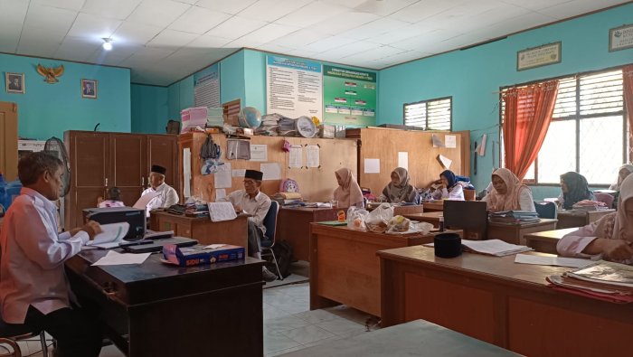 Jelang PKKM, Kepala MIN 4 Tebo Periksa Kelengkapan Dokumen Tim Kerja Jelang PKKM, Kepala MIN 4 Tebo Periksa Kelengkapan Dokumen Tim Kerja