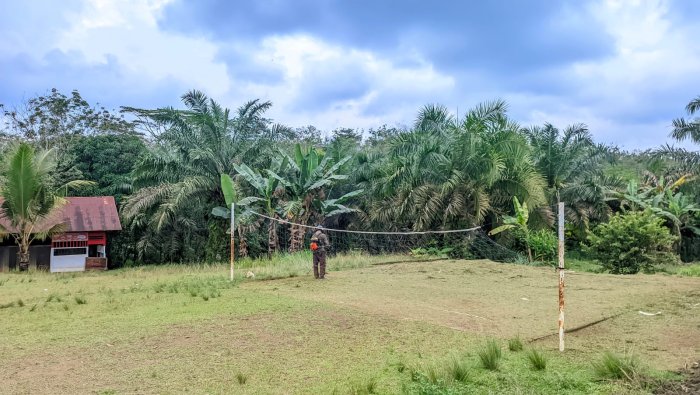 MIN 4 Tebo Lakukan Pemotongan Rumput untuk Optimalkan Fungsi Lapangan Bola Voli MIN 4 Tebo Lakukan Pemotongan Rumput untuk Optimalkan Fungsi Lapangan Bola Voli