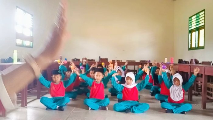 Relaksasi Gerakan Ringan di Kelas 1A MIN 4 Tebo, Cara Guru Menjaga Fokus Siswa Sebelum Belajar