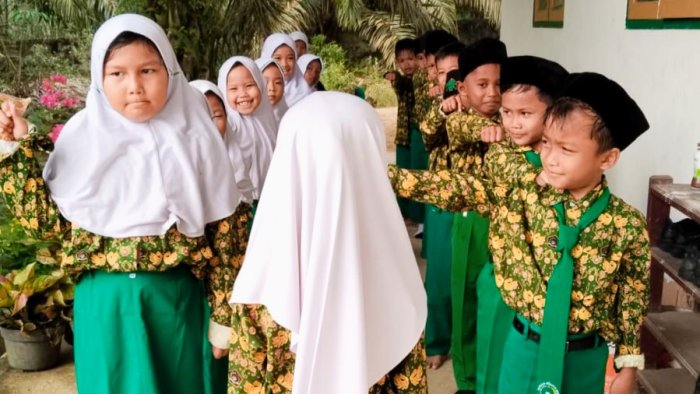 Baris Sebelum Masuk Kelas Dihidupkan Kembali di MIN 4 Tebo, Cek Kerapian Secara Personal di Sebelum Belajar