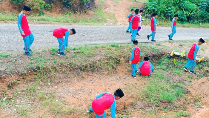 Siswa MIN 4 Tebo Lakukan Gotong Royong Bersihkan Lingkungan Madrasah