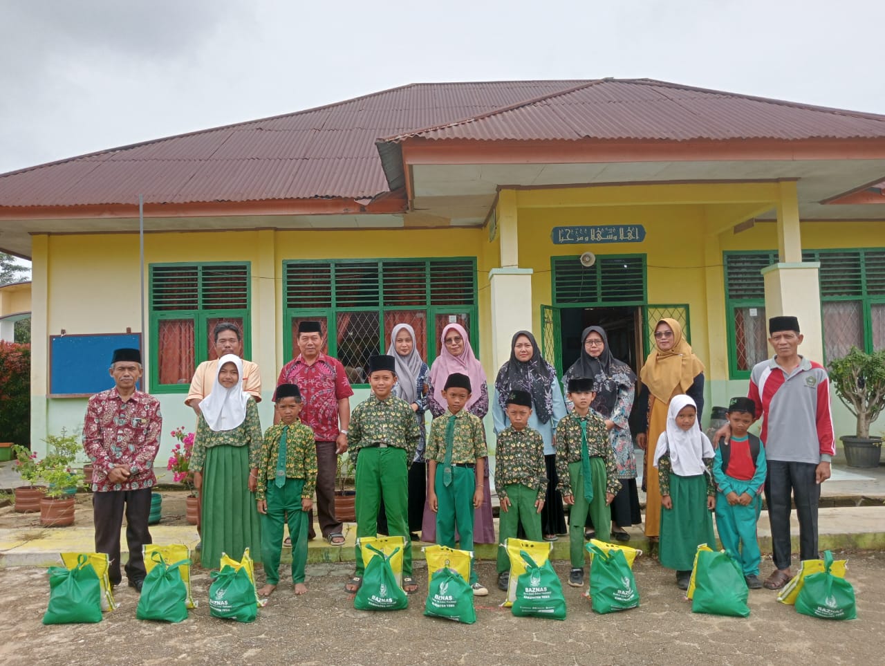 BAZNAS Tebo Salurkan 10 Paket Sembako untuk GTK dan Siswa MIN 4 Tebo BAZNAS Tebo Salurkan 10 Paket Sembako untuk GTK dan Siswa MIN 4 Tebo