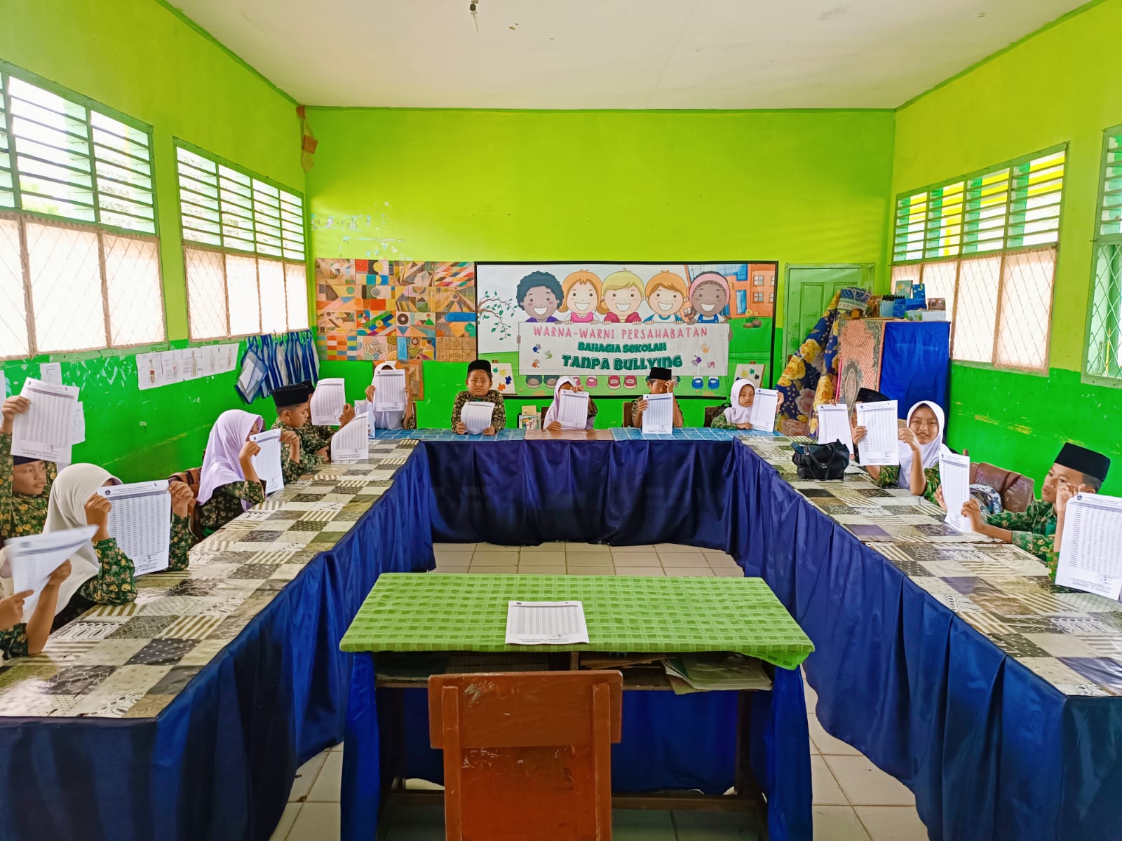 Jelang Ramadhan, MIN 4 Tebo Bagikan Jadwal Imsakiyah kepada Siswa Jelang Ramadhan, MIN 4 Tebo Bagikan Jadwal Imsakiyah kepada Siswa