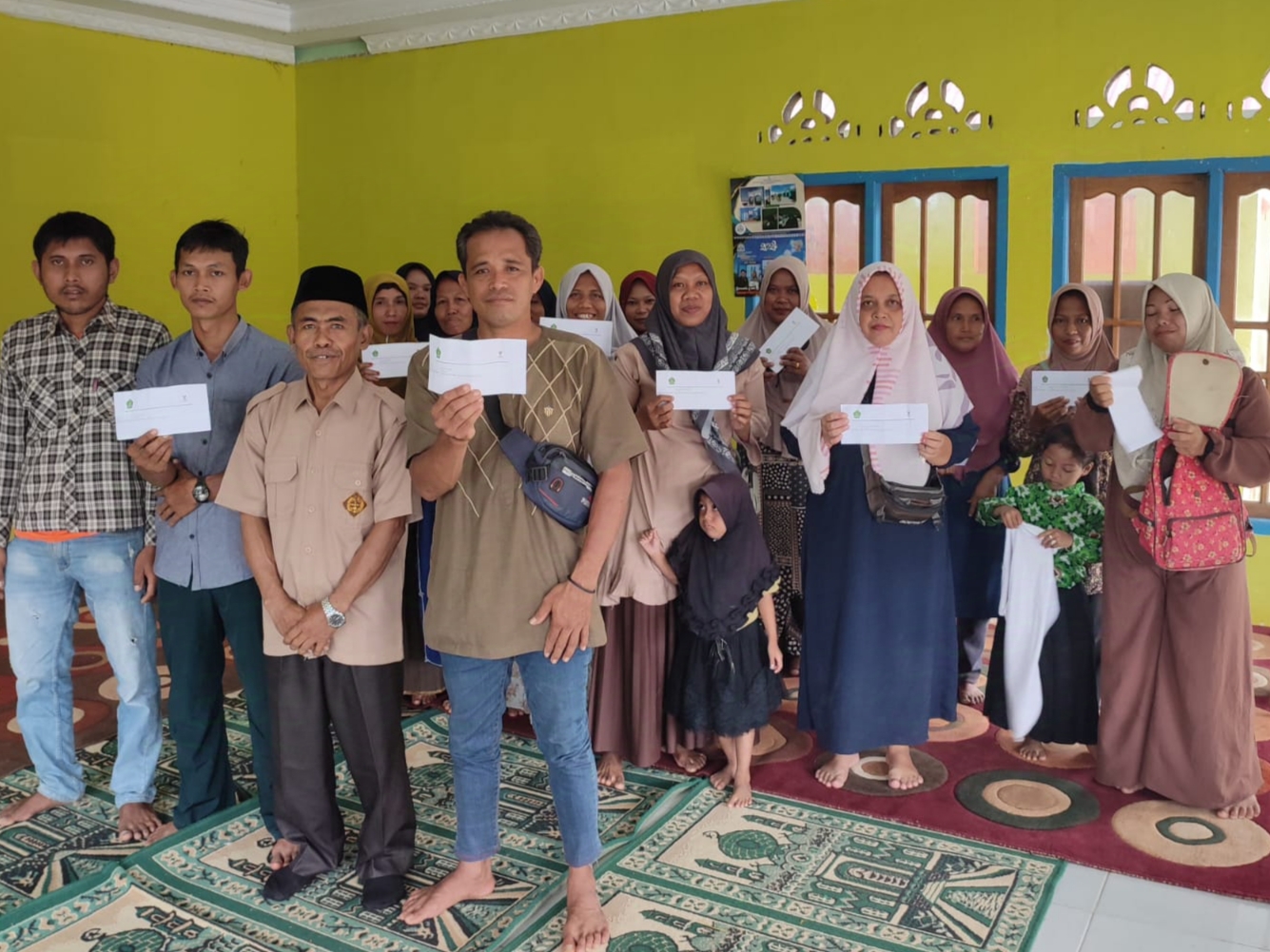 Kepala MIN 4 Tebo Serahkan Bantuan Baznas untuk 18 Siswa