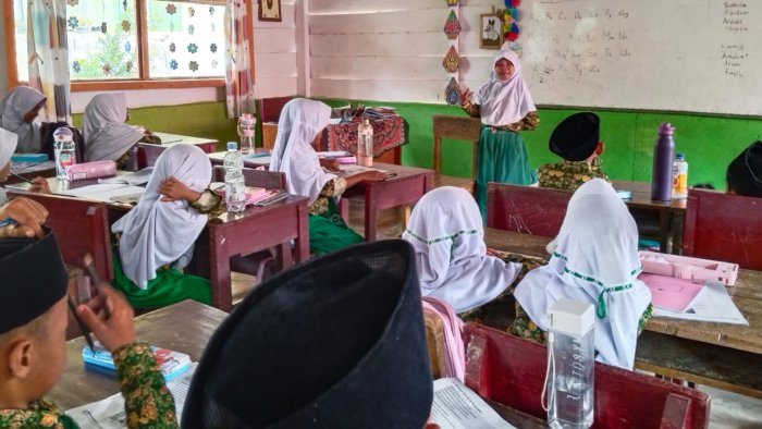 Latih Keberanian, Murid Kelas 2B MIN 4 Tebo Belajar Bercerita Tentang Anggota Keluarga