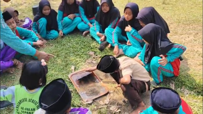 Menjawab Rasa Penasaran Siswa Kelas 5B MIN 4 Tebo dengan Percobaan Sederhana Proses Terjadinya Abrasi Menjawab Rasa Penasaran Siswa Kelas 5B MIN 4 Tebo dengan Percobaan Sederhana Proses Terjadinya Abrasi